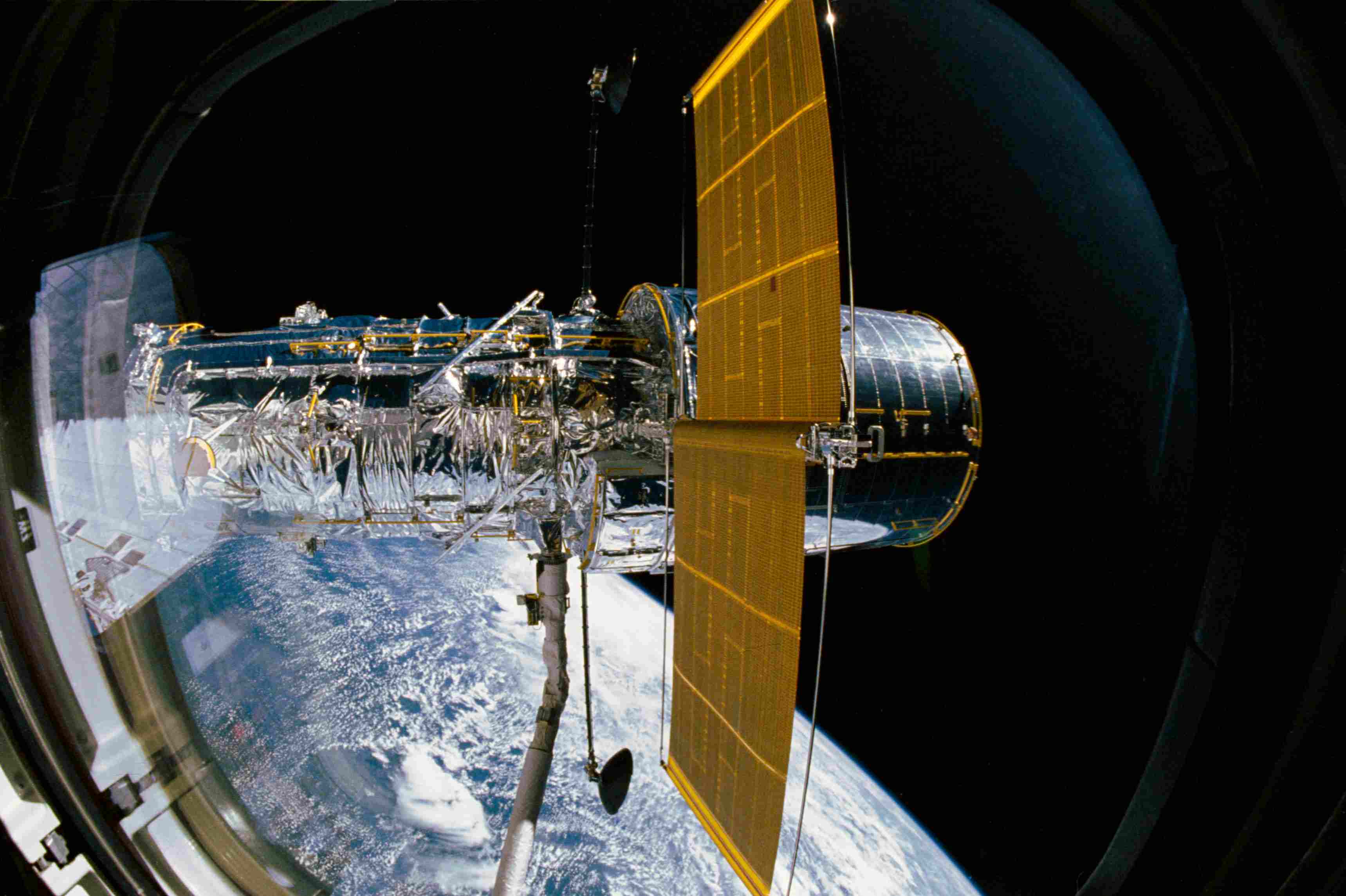 Images Wikimedia Commons/16 NASA STS-31_Hubble_Space_Telescope grappled_by_RMS.jpg